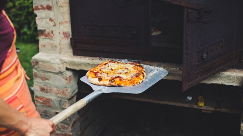 Photo Outdoor kitchen with pizza oven